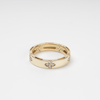 Sophisticated 14K (585) Yellow Gold band featuring five recessed four-leaf clover motifs, each pavé-set with four sparkling zirconias, displayed on a clean white background.