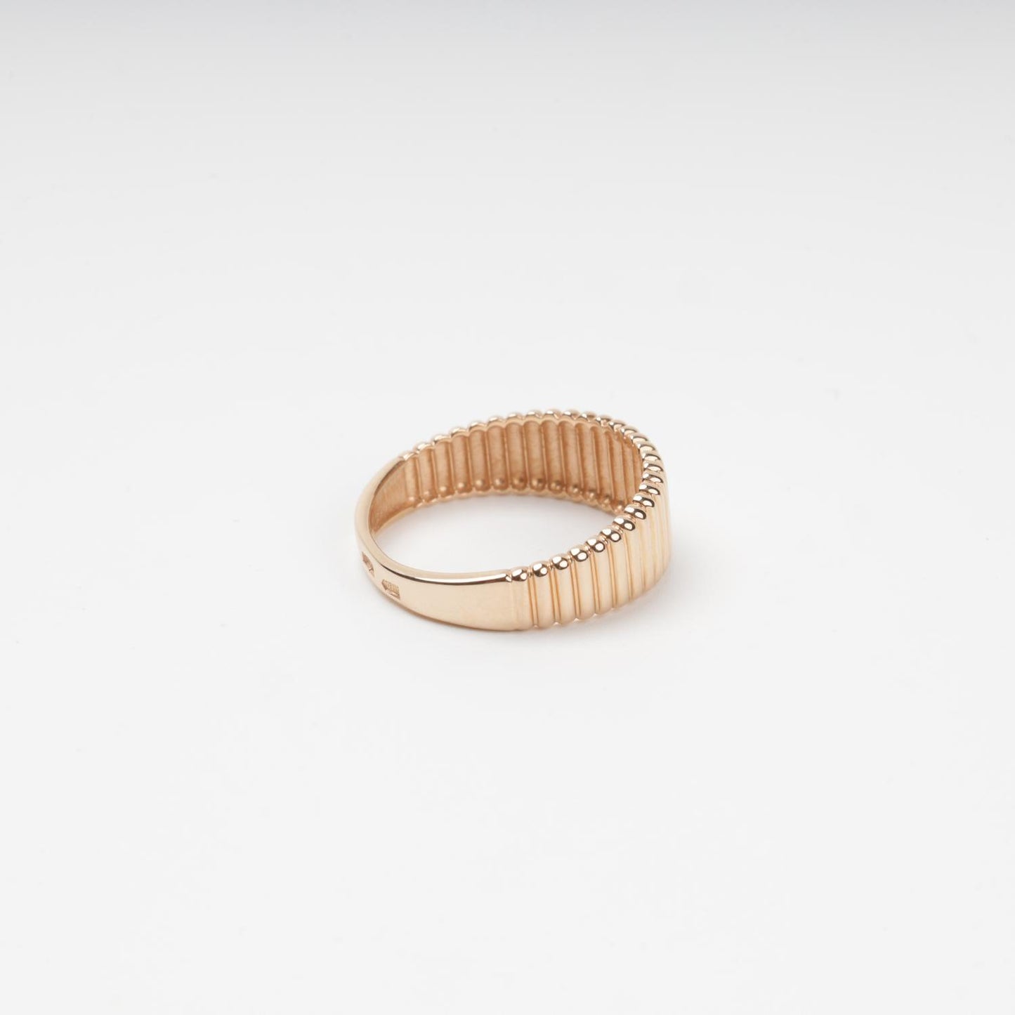 Sophisticated 14K (585) Rose Gold band ring featuring a continuous vertical ribbed texture with a high-polish finish, displayed on a clean white background.