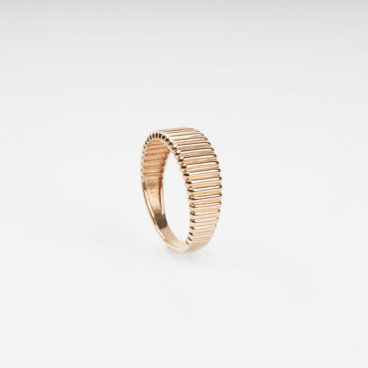 Sophisticated 14K (585) Rose Gold band ring featuring a continuous vertical ribbed texture with a high-polish finish, displayed on a clean white background.