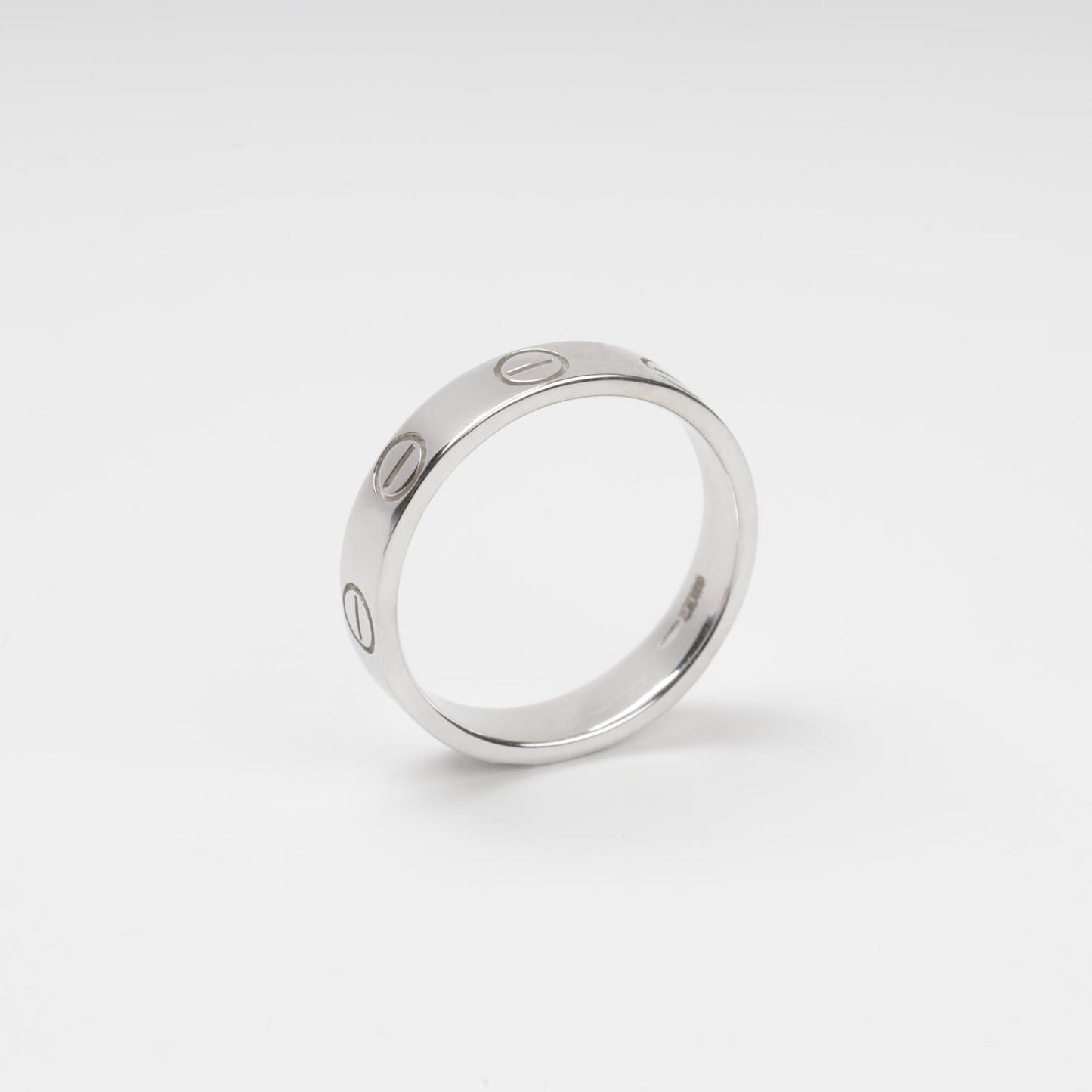 Classic 14K (585) White Gold ring band featuring engraved nail head print carvings, 585 hallmark jewelry.