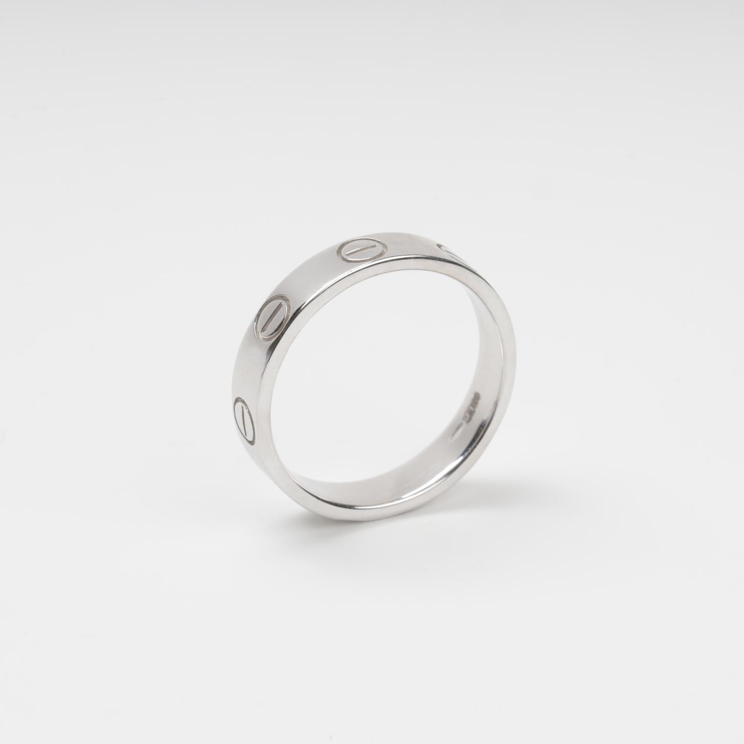 Classic 14K (585) White Gold ring band featuring engraved nail head print carvings, 585 hallmark jewelry.