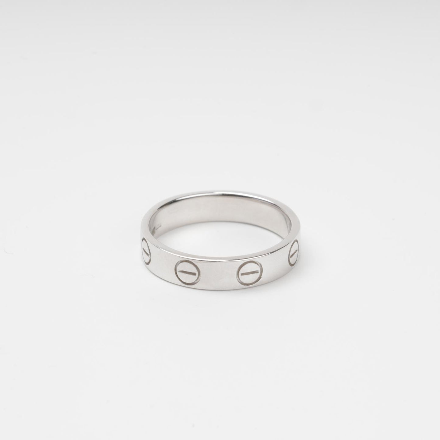 Classic 14K (585) White Gold ring band featuring engraved nail head print carvings, 585 hallmark jewelry.