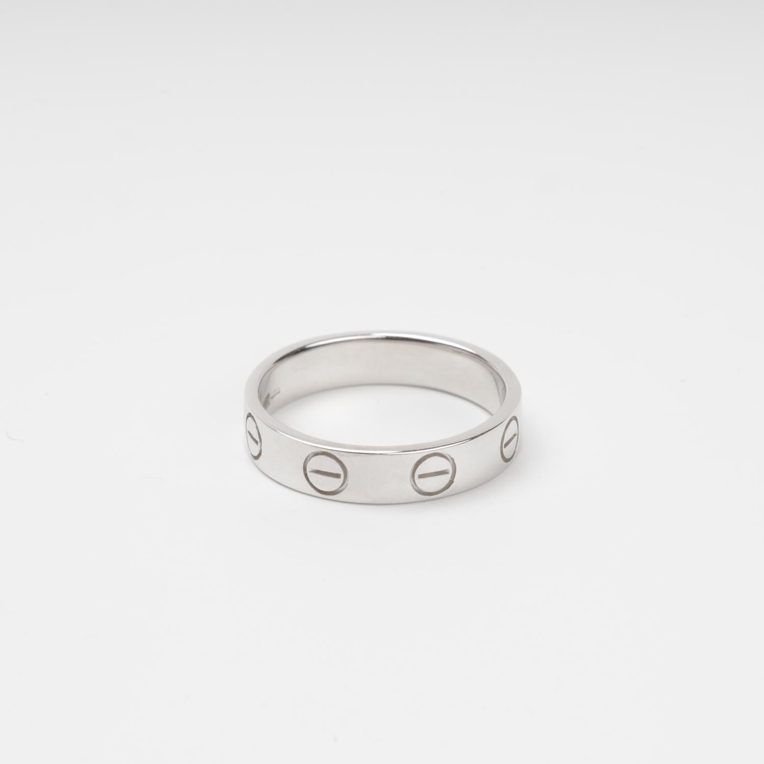 Classic 14K (585) White Gold ring band featuring engraved nail head print carvings, 585 hallmark jewelry.