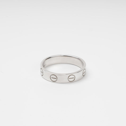 Classic 14K (585) White Gold ring band featuring engraved nail head print carvings, 585 hallmark jewelry.