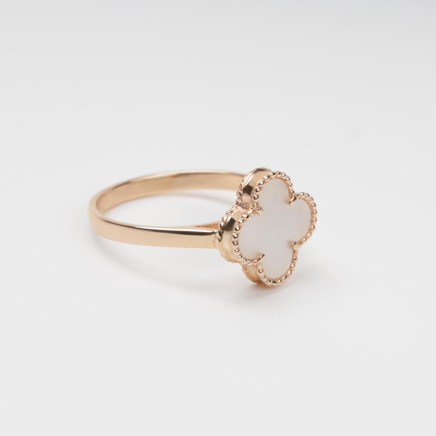 Sophisticated 14K (585) Rose Gold ring featuring a central white mother-of-pearl quatrefoil insert, framed by a delicate gold border on a clean white background.