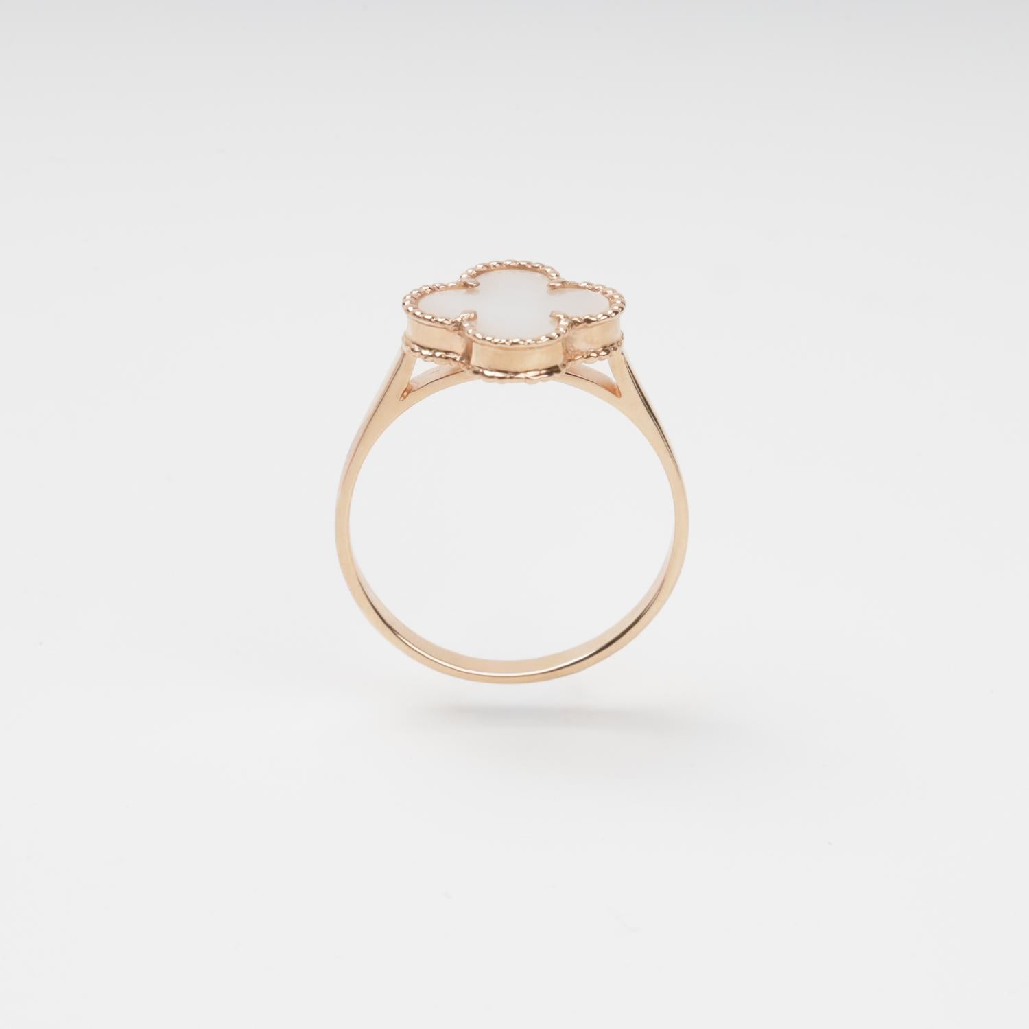 Sophisticated 14K (585) Rose Gold ring featuring a central white mother-of-pearl quatrefoil insert, framed by a delicate gold border on a clean white background.