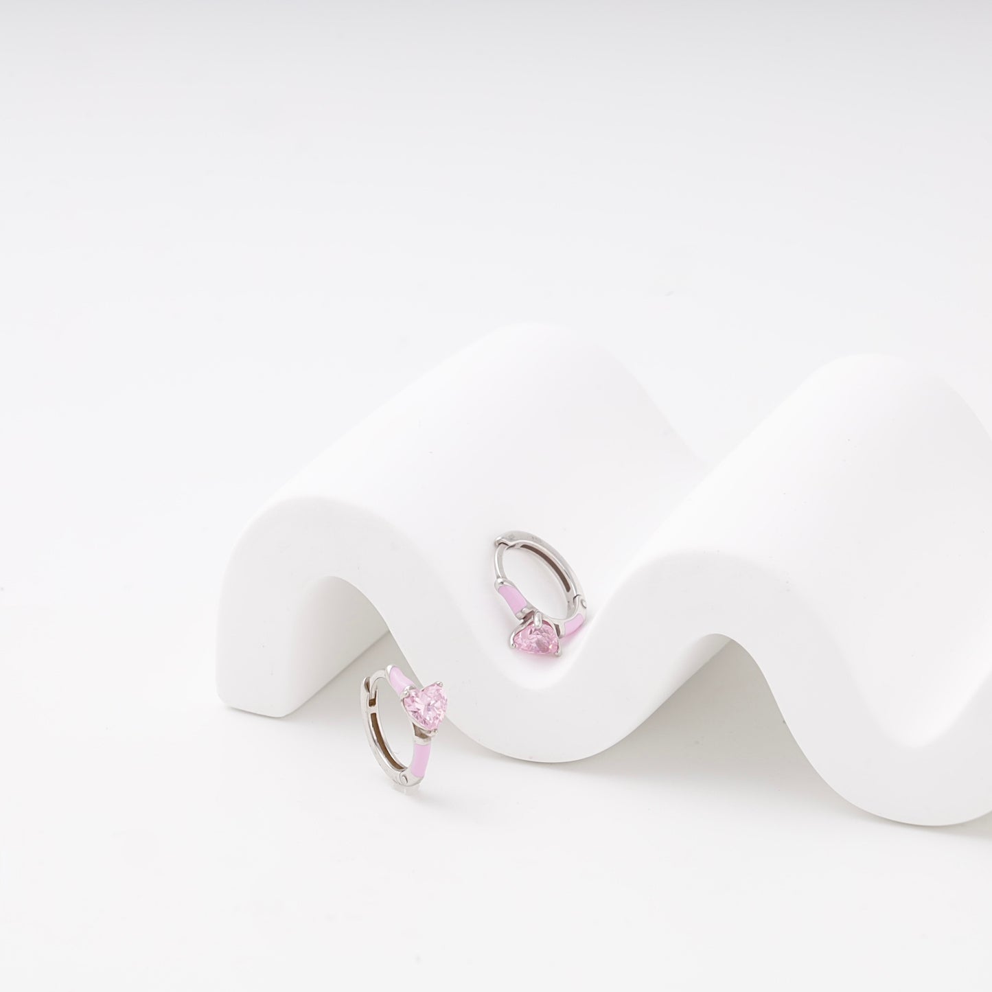 Pink heart huggie earrings with enamel in silver 925 — Kabluchka