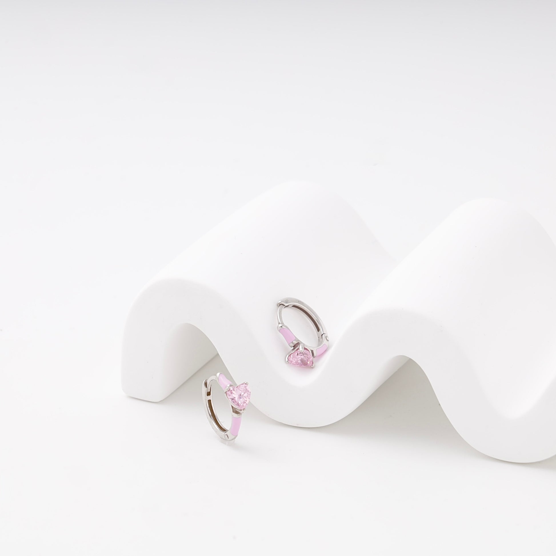 Pink heart huggie earrings with enamel in silver 925 — Kabluchka