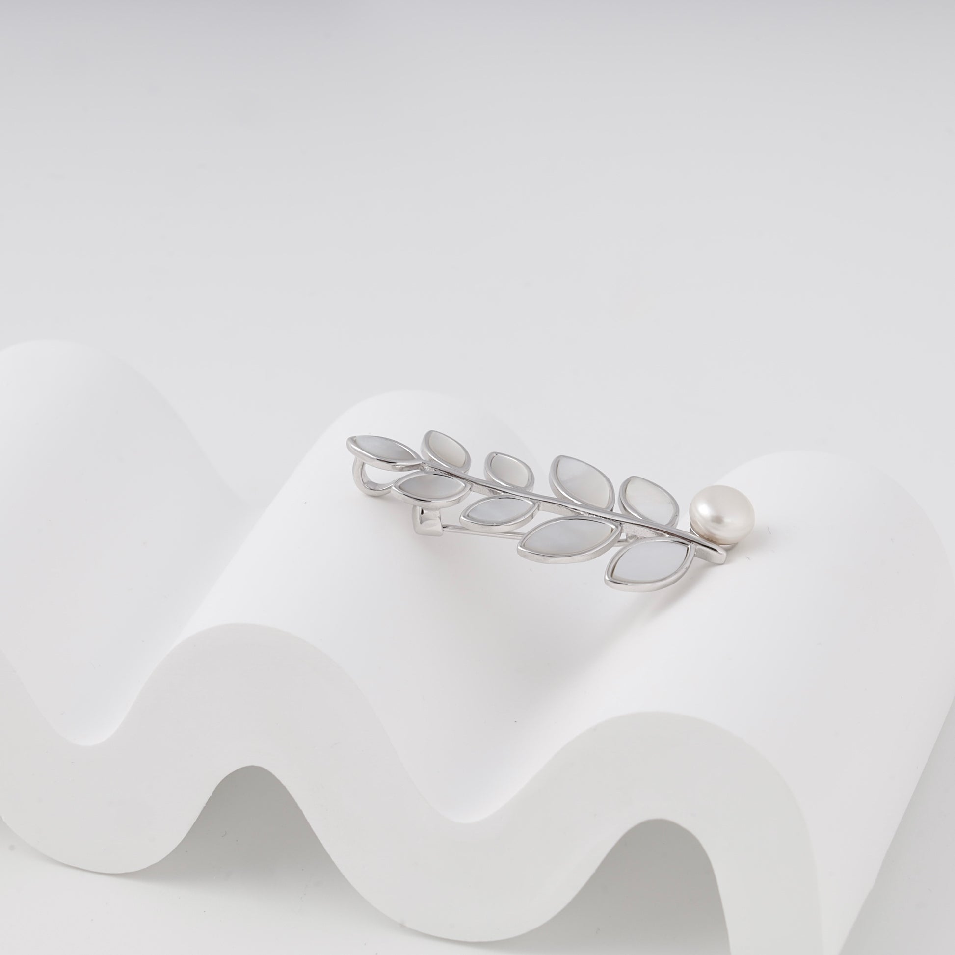 Silver 925 branch brooch with pearl — Kabluchka