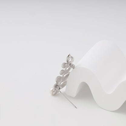 Silver 925 leaf branch brooch close-up — Kabluchka
