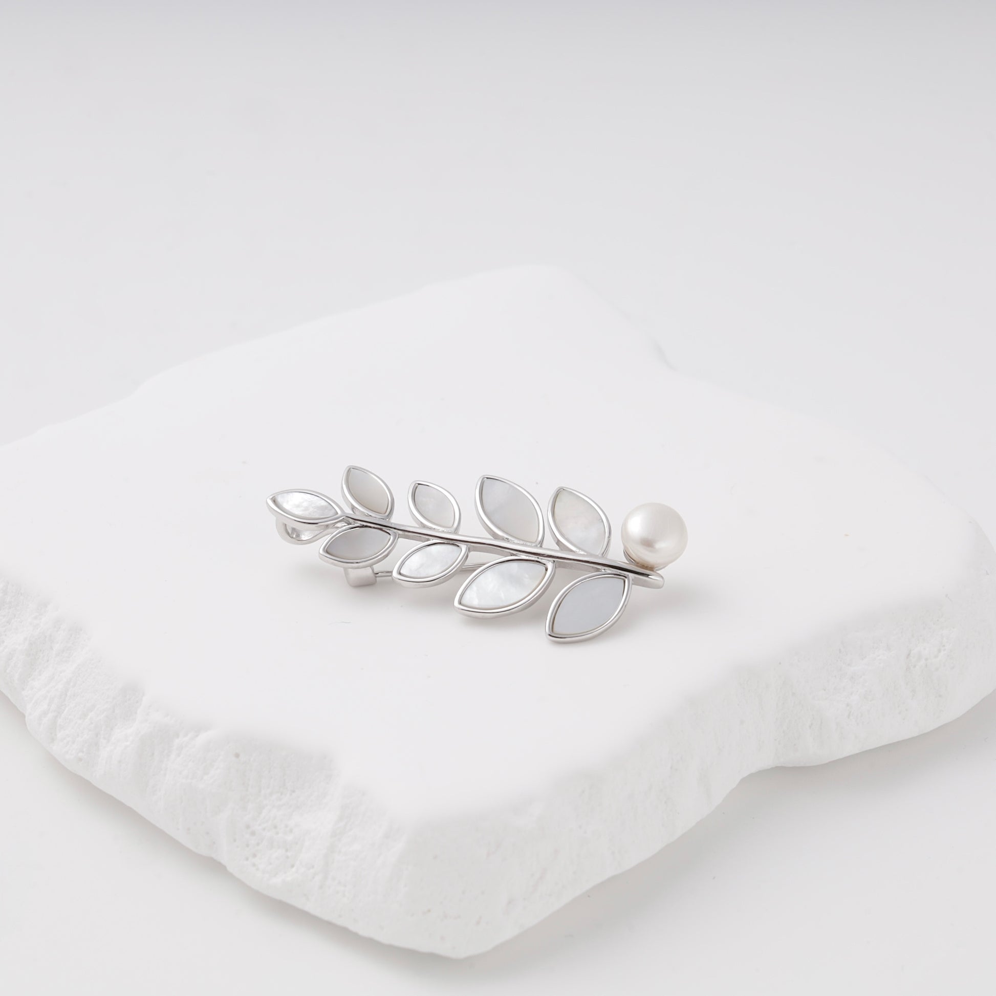 Mother-of-pearl leaf brooch in silver 925 — Kabluchka