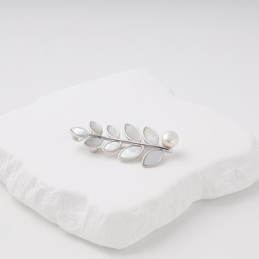 Mother-of-pearl leaf brooch in silver 925 — Kabluchka