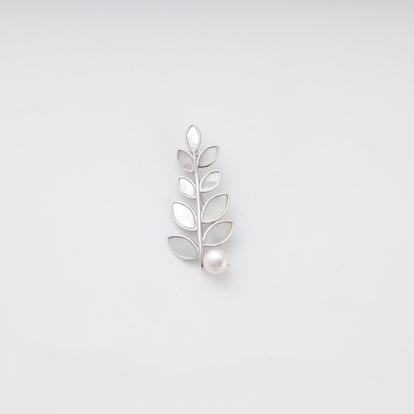 Silver 925 leaf branch brooch with mother-of-pearl — Kabluchka