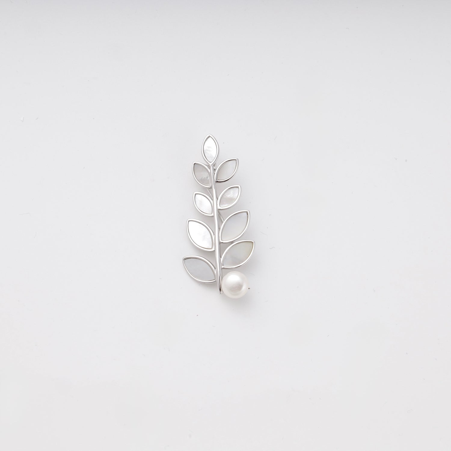 Silver 925 leaf branch brooch with mother-of-pearl — Kabluchka