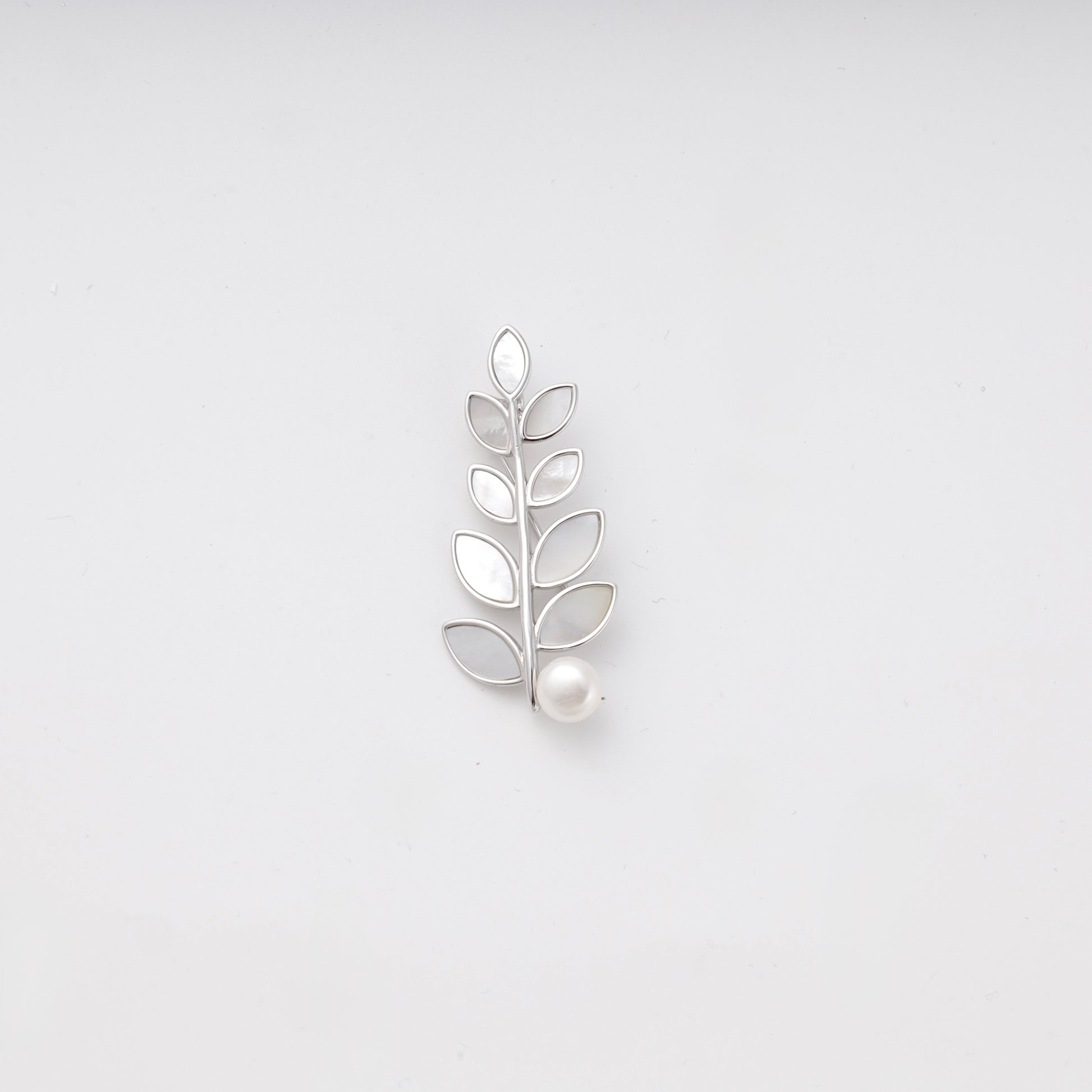 Silver 925 leaf branch brooch with mother-of-pearl — Kabluchka