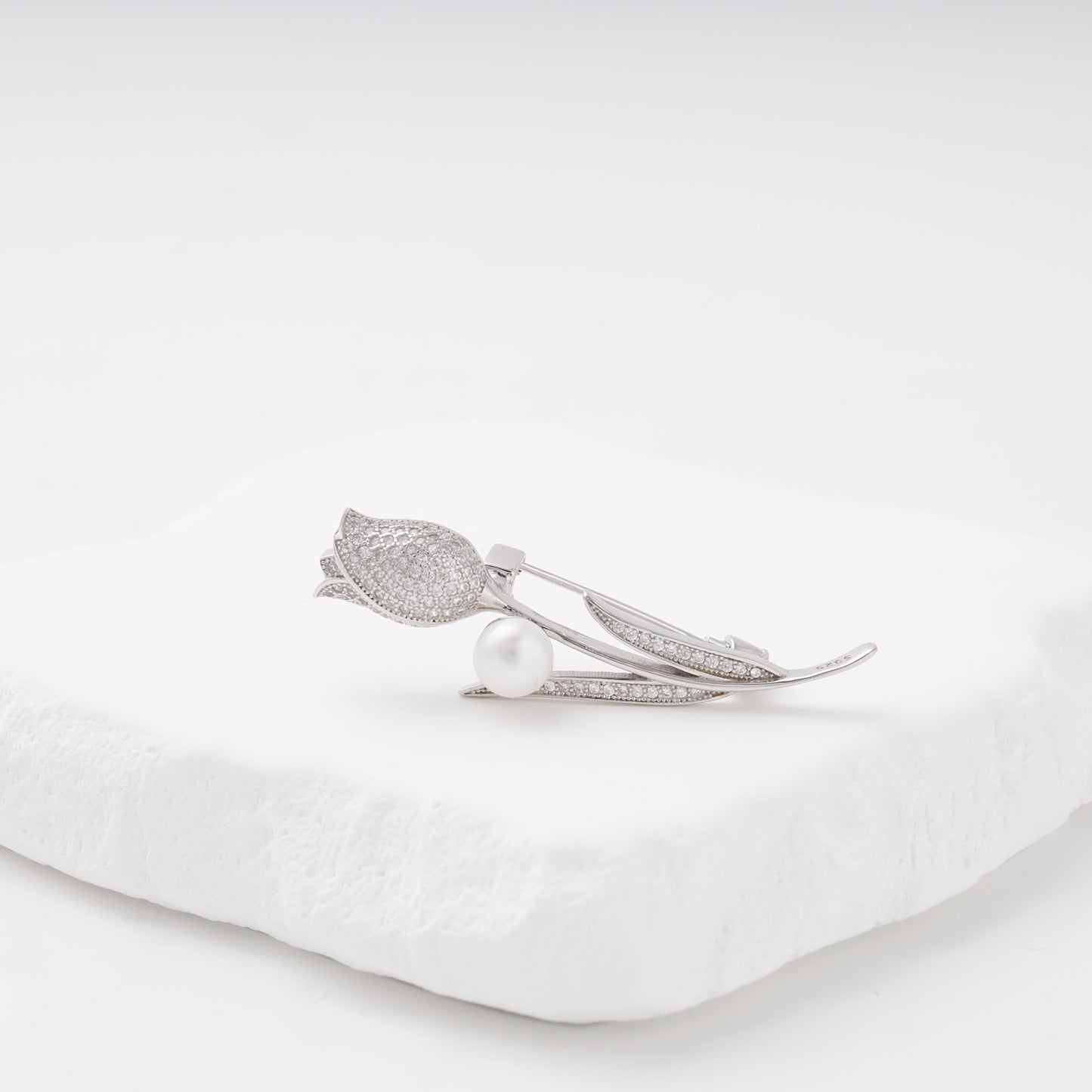 Silver 925 tulip brooch with pearl and cubic zirconia — Kabluchka