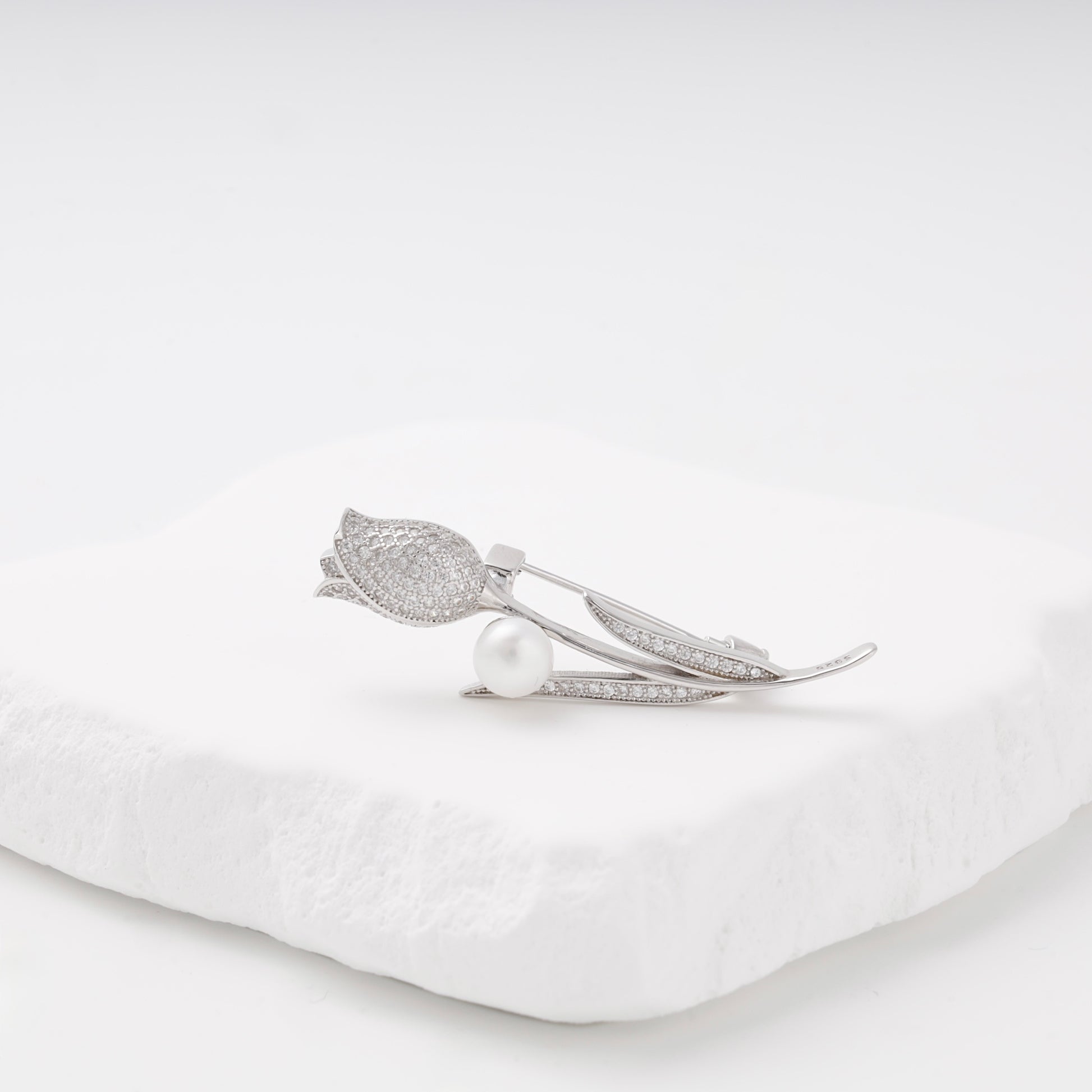 Silver 925 tulip brooch with pearl and cubic zirconia — Kabluchka