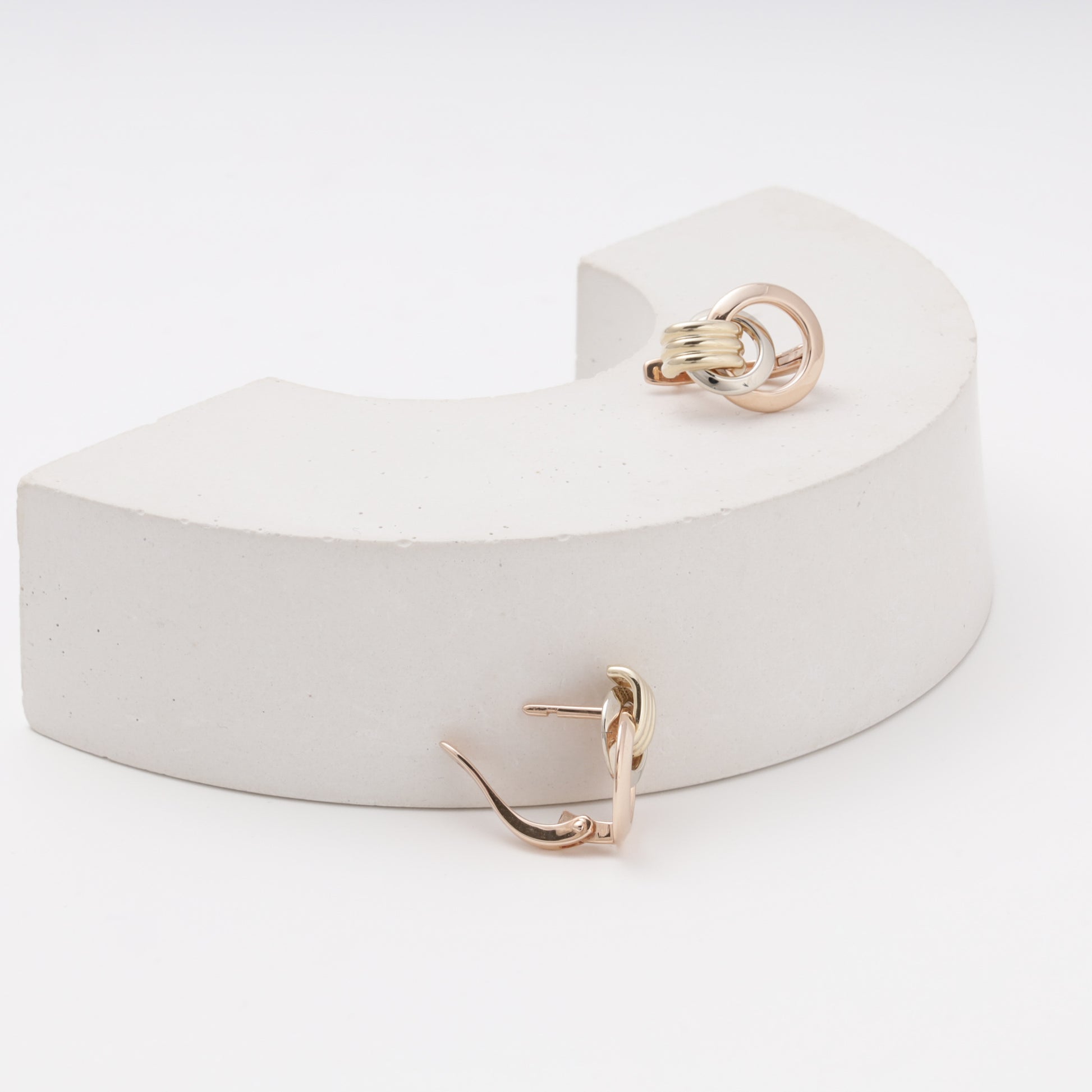 Gold 585 three-tone knot earrings with English lock — Kabluchka