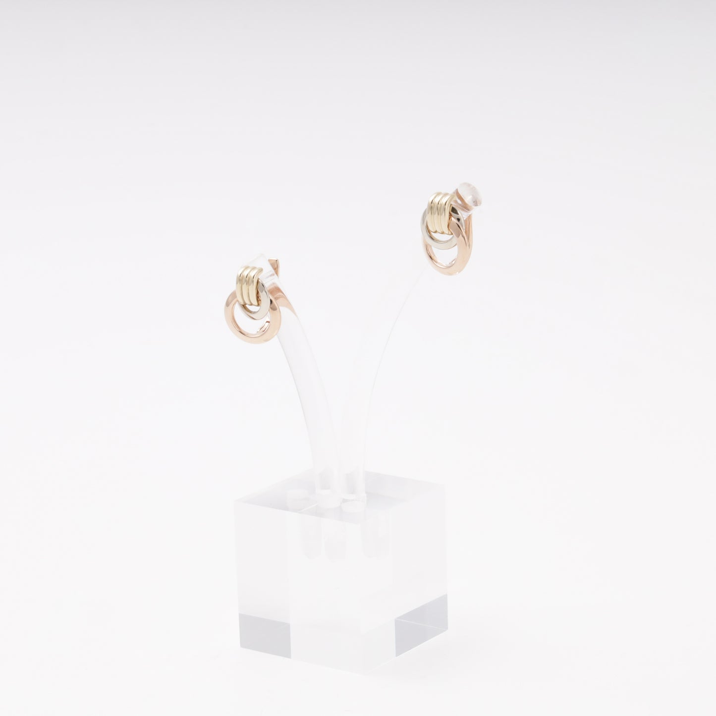 Gold 585 three-tone interlocking knot earrings on display — Kabluchka
