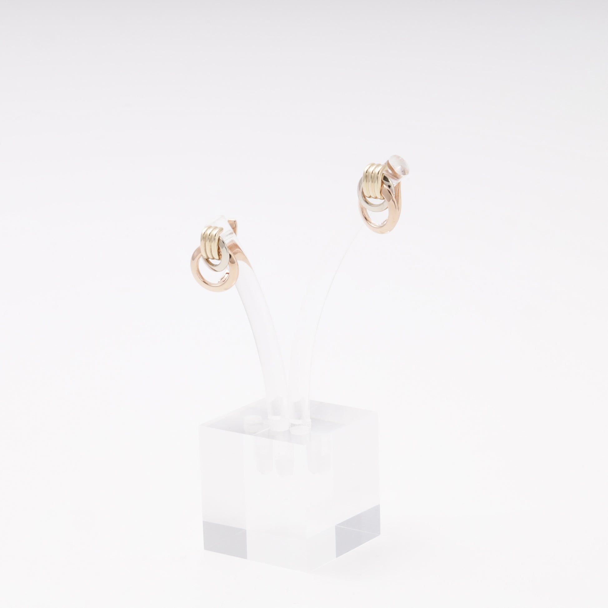 Gold 585 three-tone interlocking knot earrings on display — Kabluchka