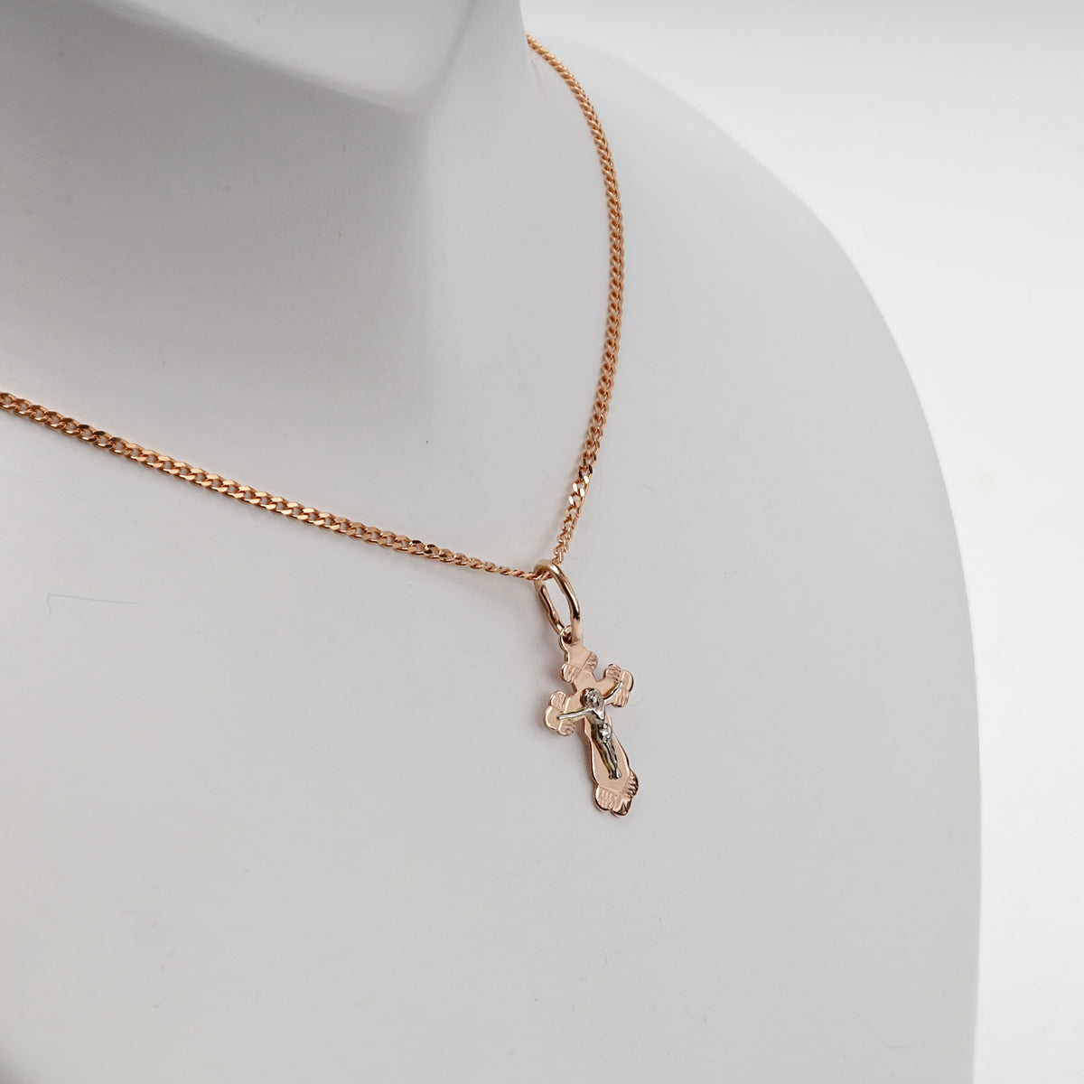 Two-tone Gold 14K (585) engraved Orthodox crucifix pendant — reverse inscription detail — Kabluchka