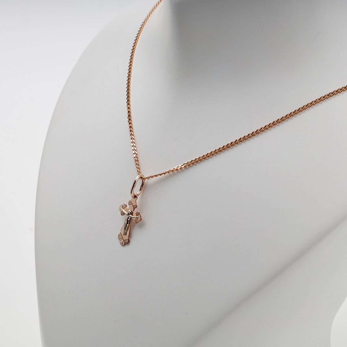 Two-tone Gold 14K (585) engraved Orthodox crucifix pendant — textured end detail — Kabluchka