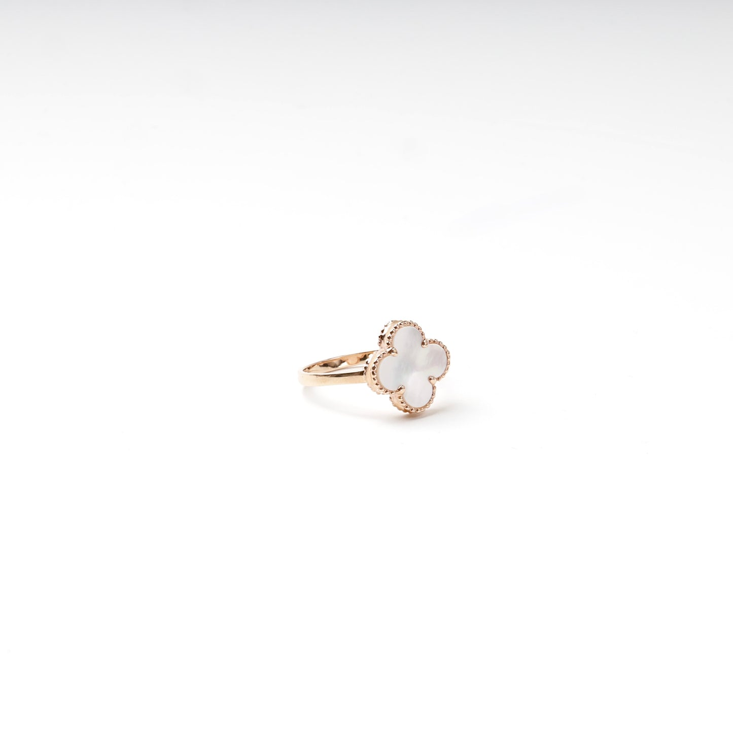 Rose gold 585 clover ring with mother-of-pearl, detail — Kabluchka