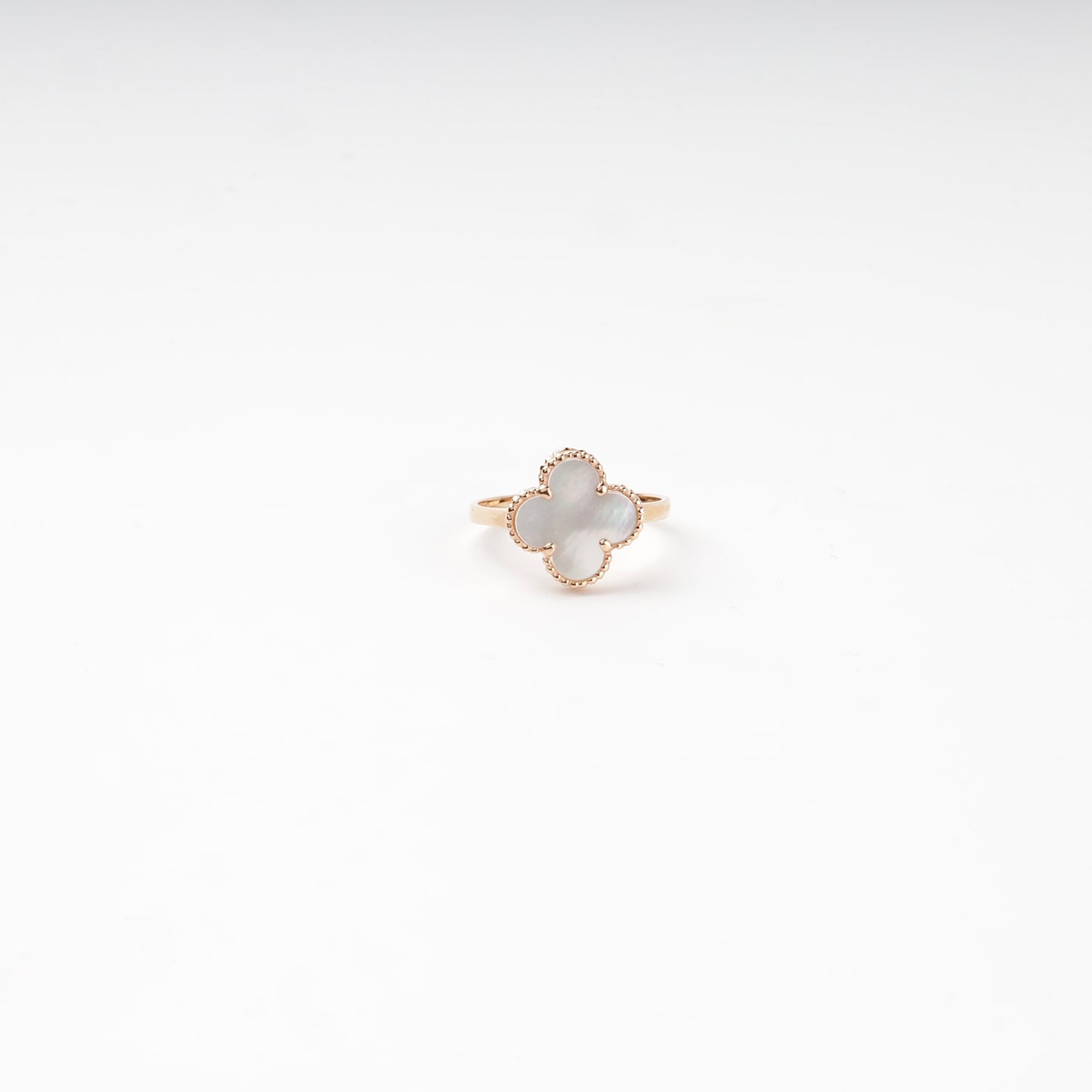 Rose gold 585 clover ring with mother-of-pearl, side view — Kabluchka