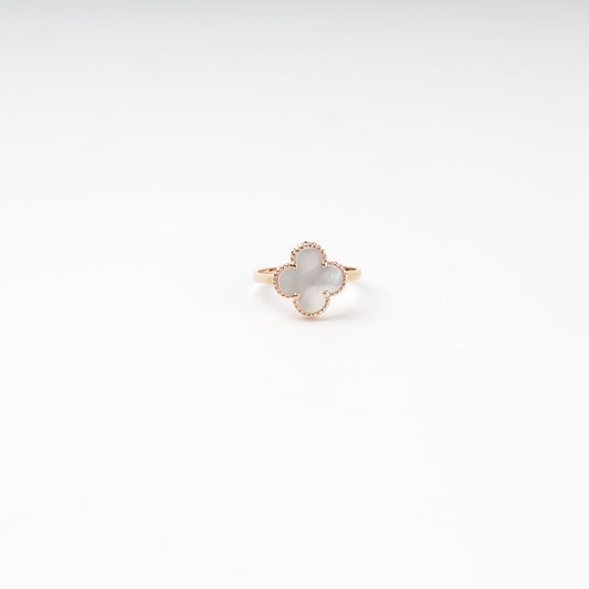 Rose gold 585 clover ring with mother-of-pearl, side view — Kabluchka