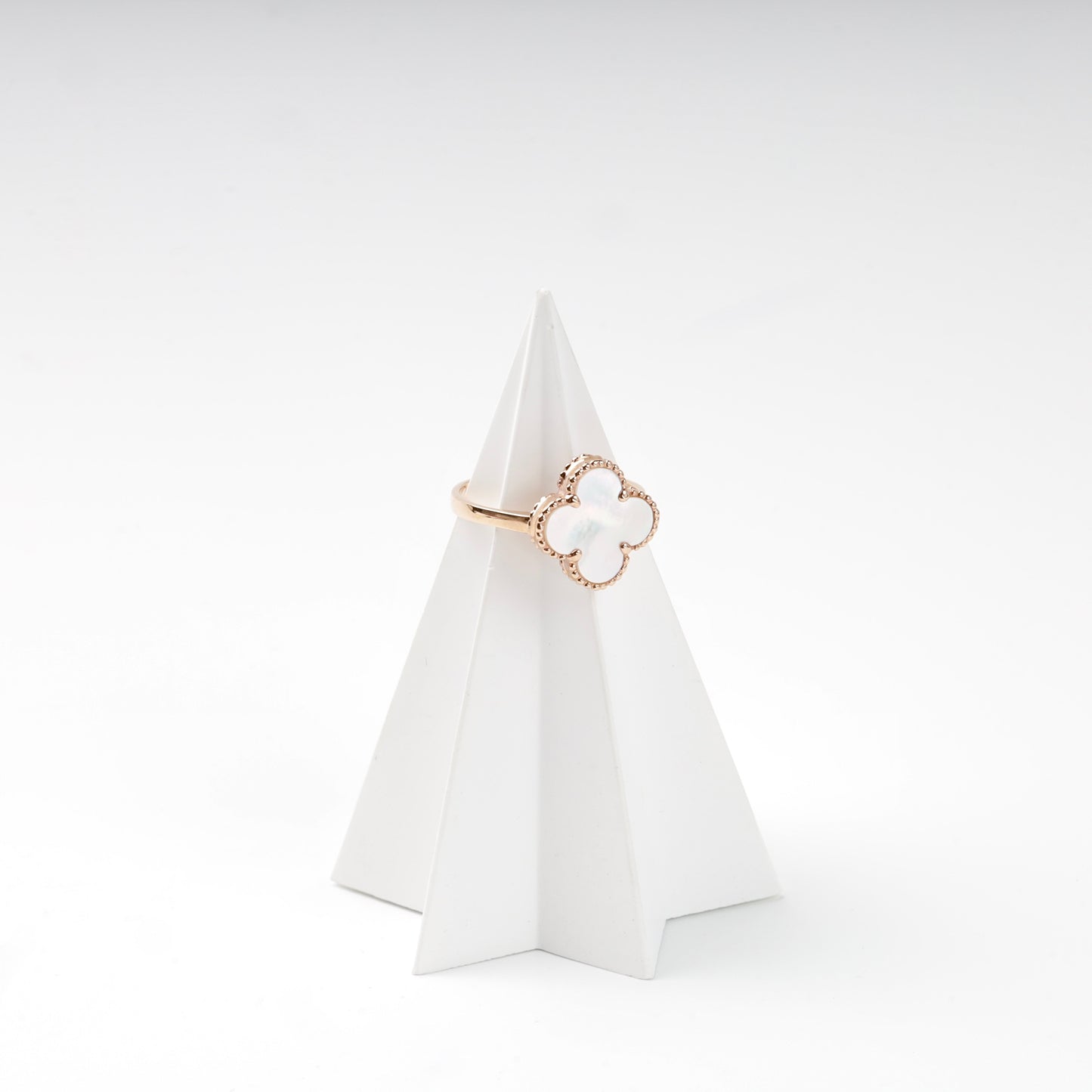 Rose gold 585 clover ring with mother-of-pearl, top view — Kabluchka