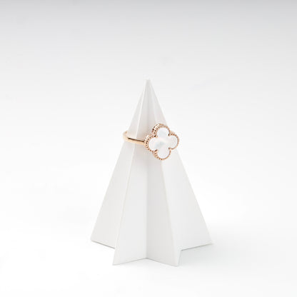 Rose gold 585 clover ring with mother-of-pearl, top view — Kabluchka