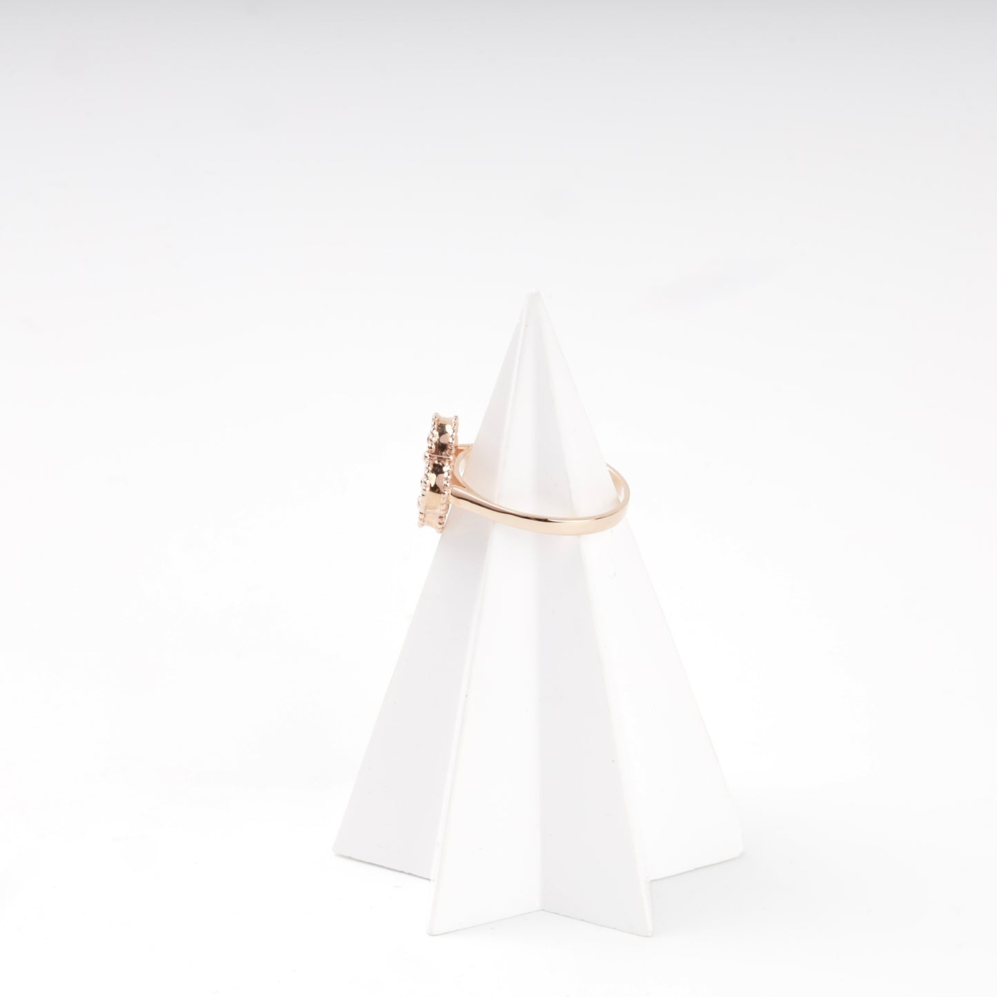 Rose gold 585 clover ring with mother-of-pearl, profile view — Kabluchka