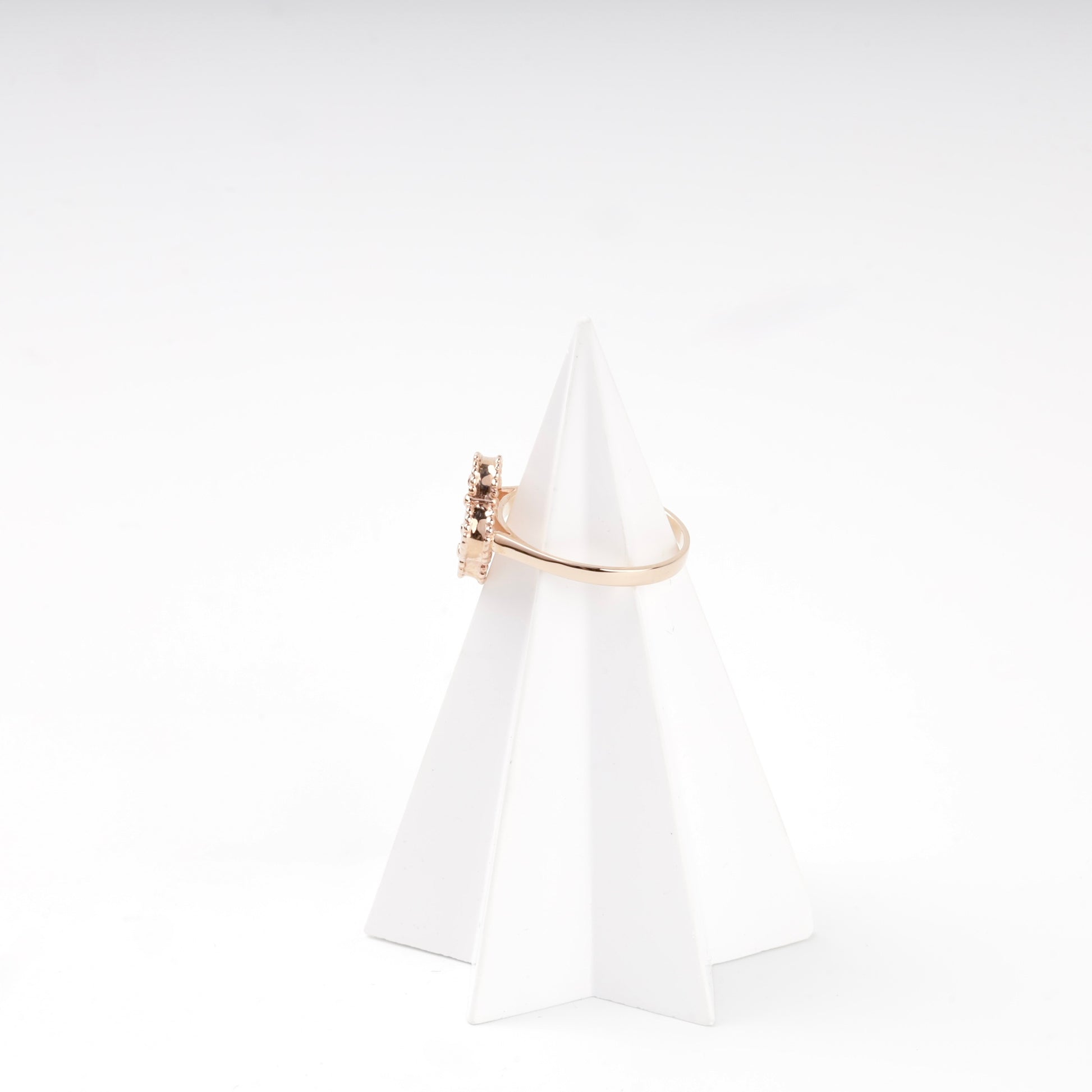 Rose gold 585 clover ring with mother-of-pearl, profile view — Kabluchka