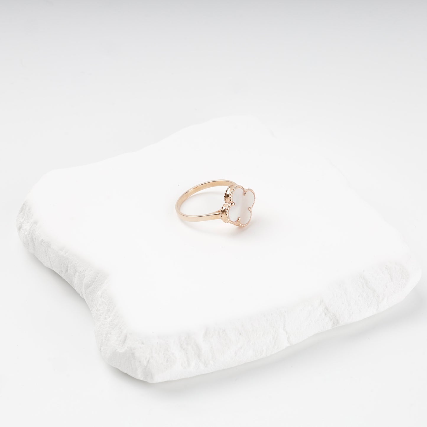 Rose gold 585 clover ring with mother-of-pearl on display — Kabluchka