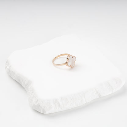 Rose gold 585 clover ring with mother-of-pearl on display — Kabluchka