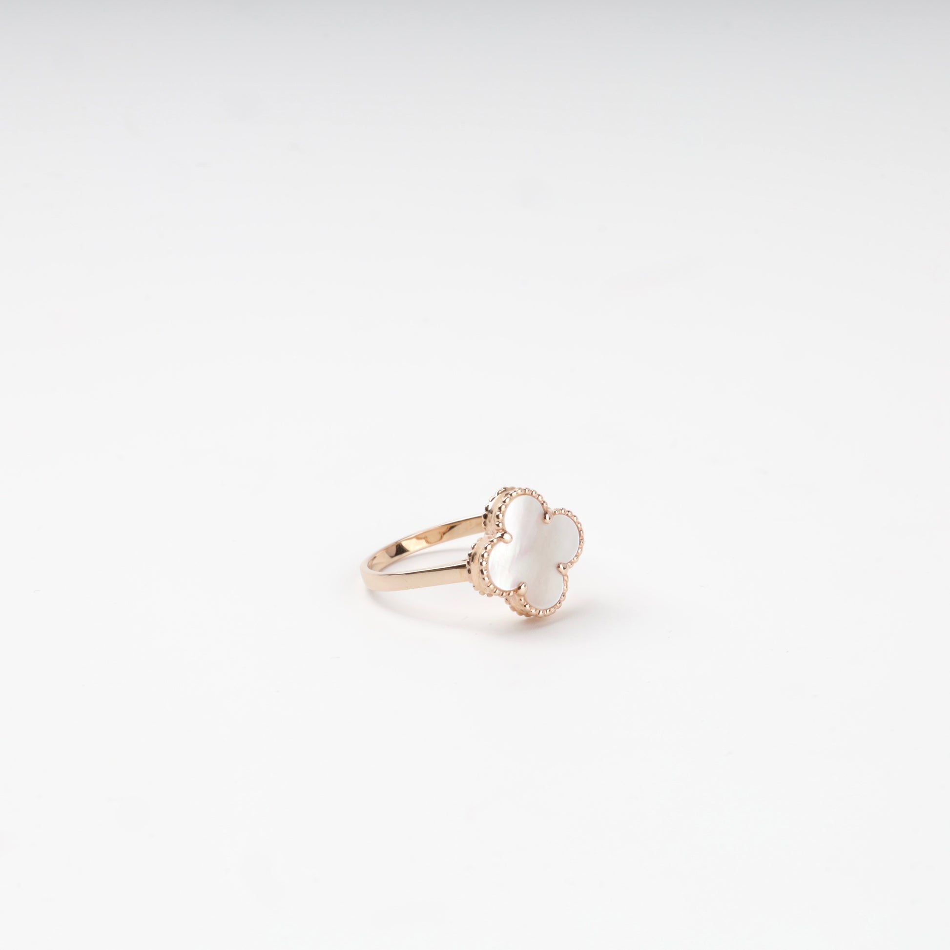 Rose gold 585 clover ring with mother-of-pearl — Kabluchka