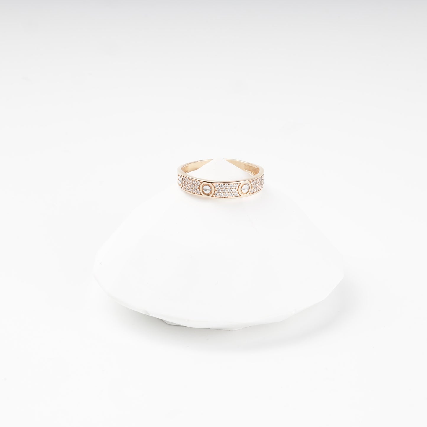 Gold 585 band ring close-up with cubic zirconia — Kabluchka