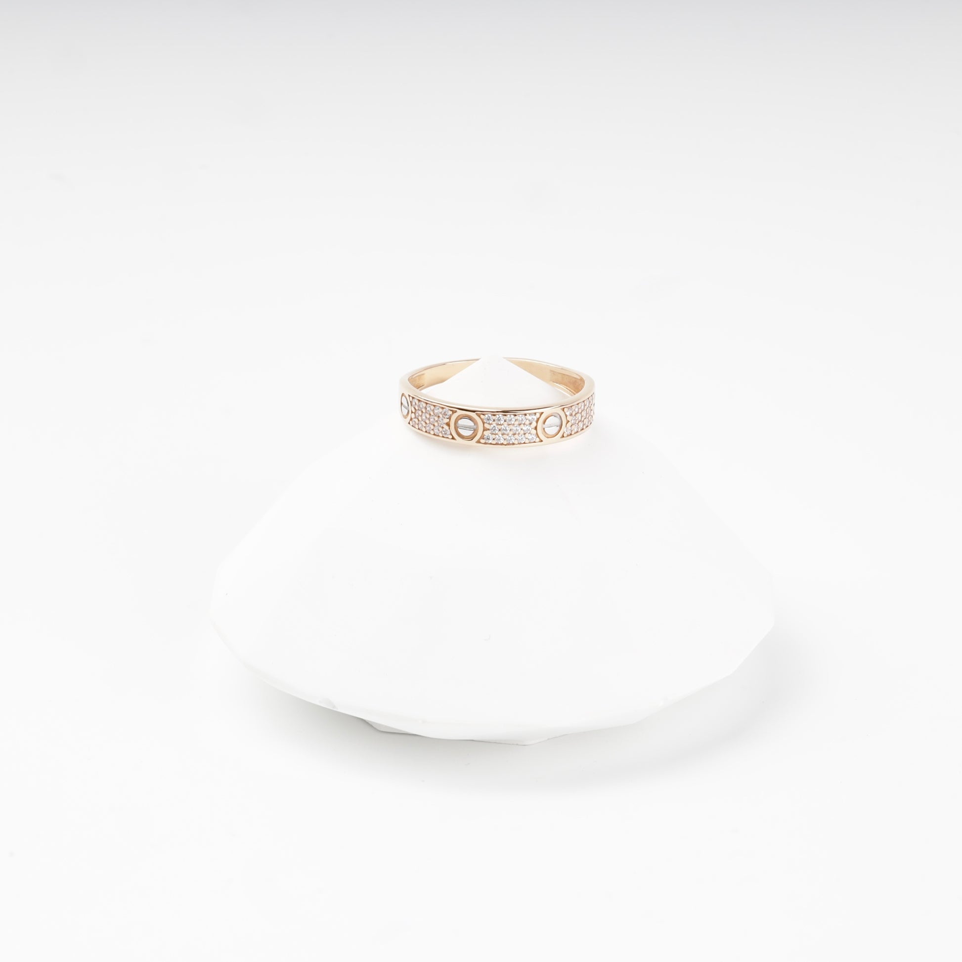Gold 585 band ring close-up with cubic zirconia — Kabluchka
