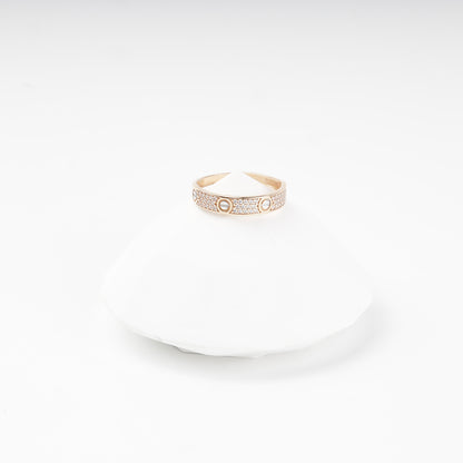 Gold 585 band ring close-up with cubic zirconia — Kabluchka