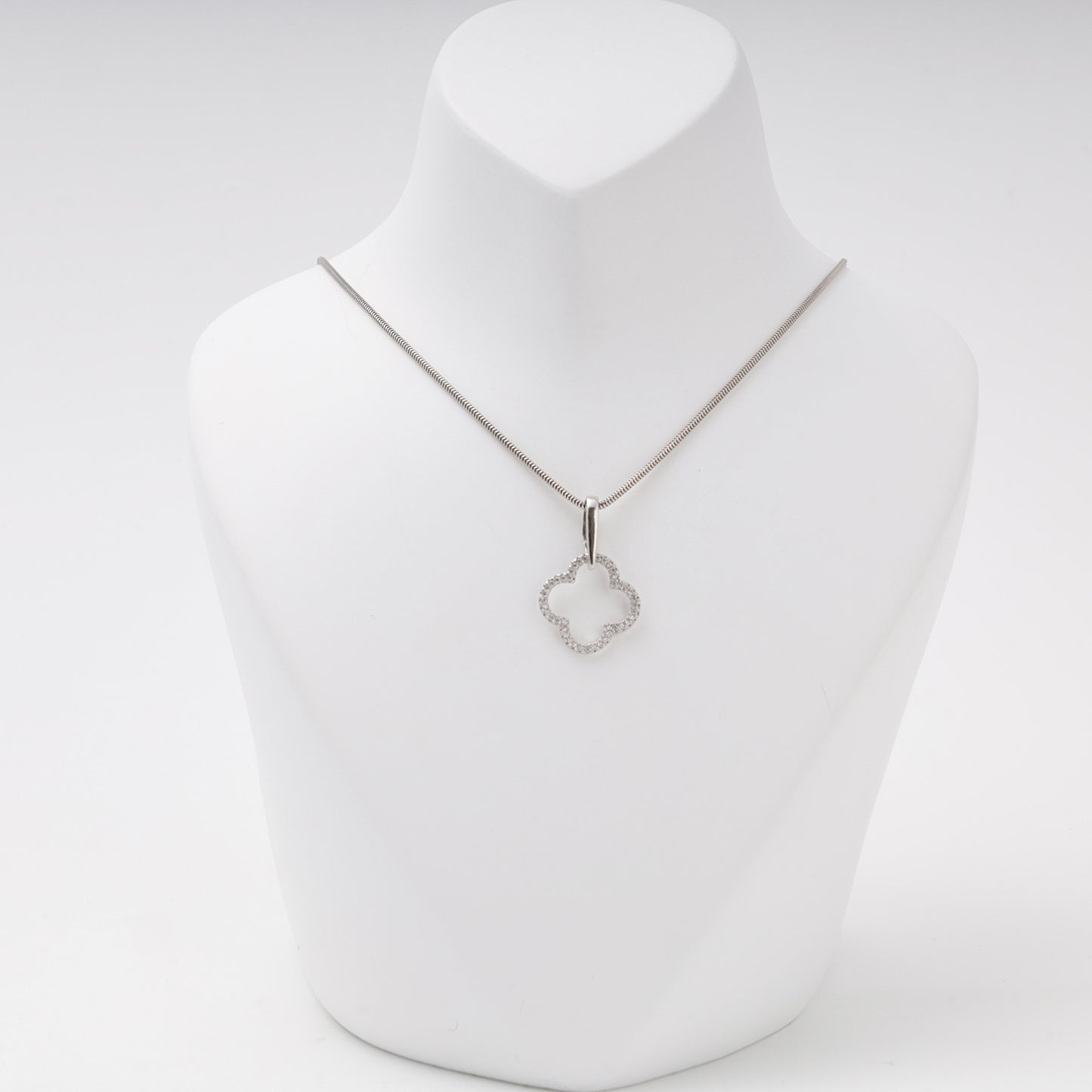 Silver 925 clover pendant with cubic zirconia on chain — Kabluchka