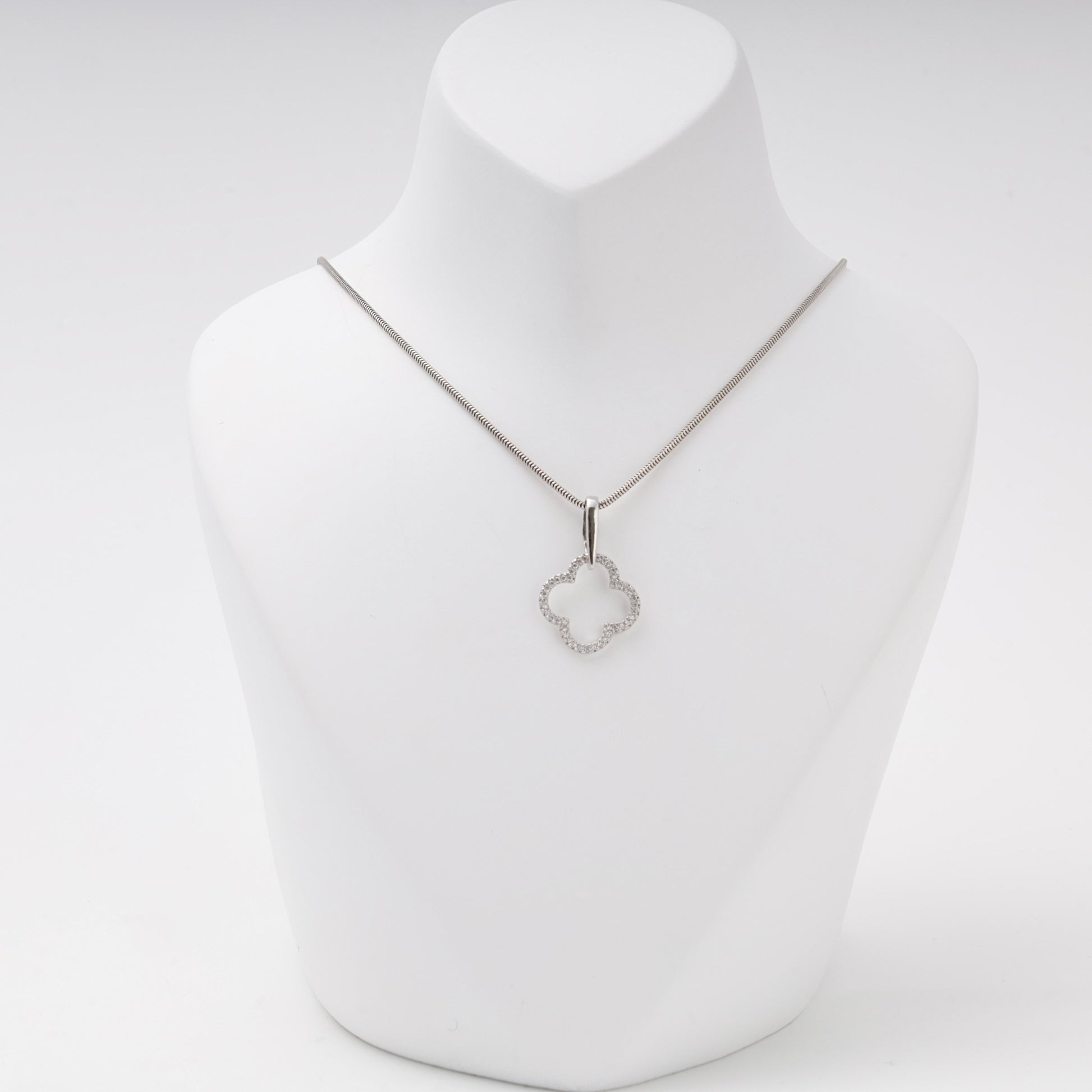 Silver 925 clover pendant with cubic zirconia on chain — Kabluchka