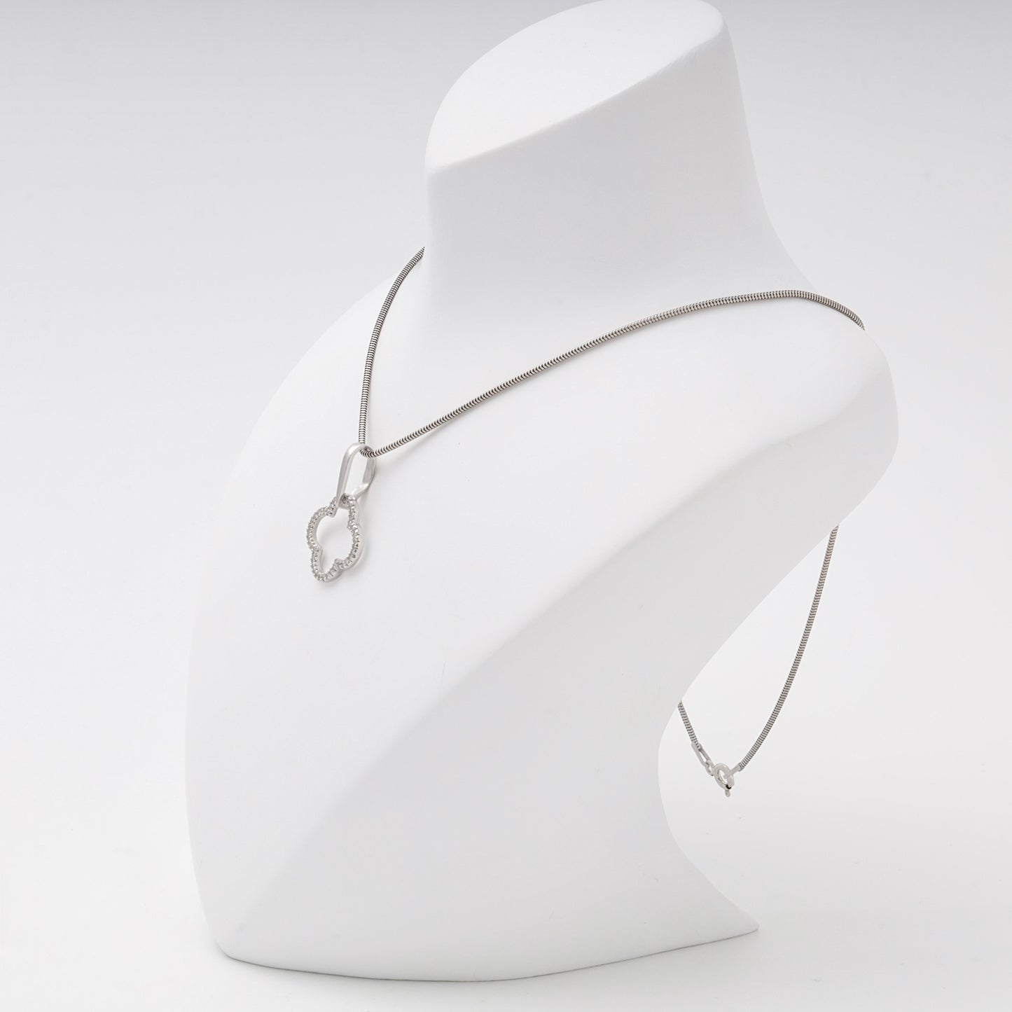 Silver 925 clover pendant with cubic zirconia on chain — Kabluchka
