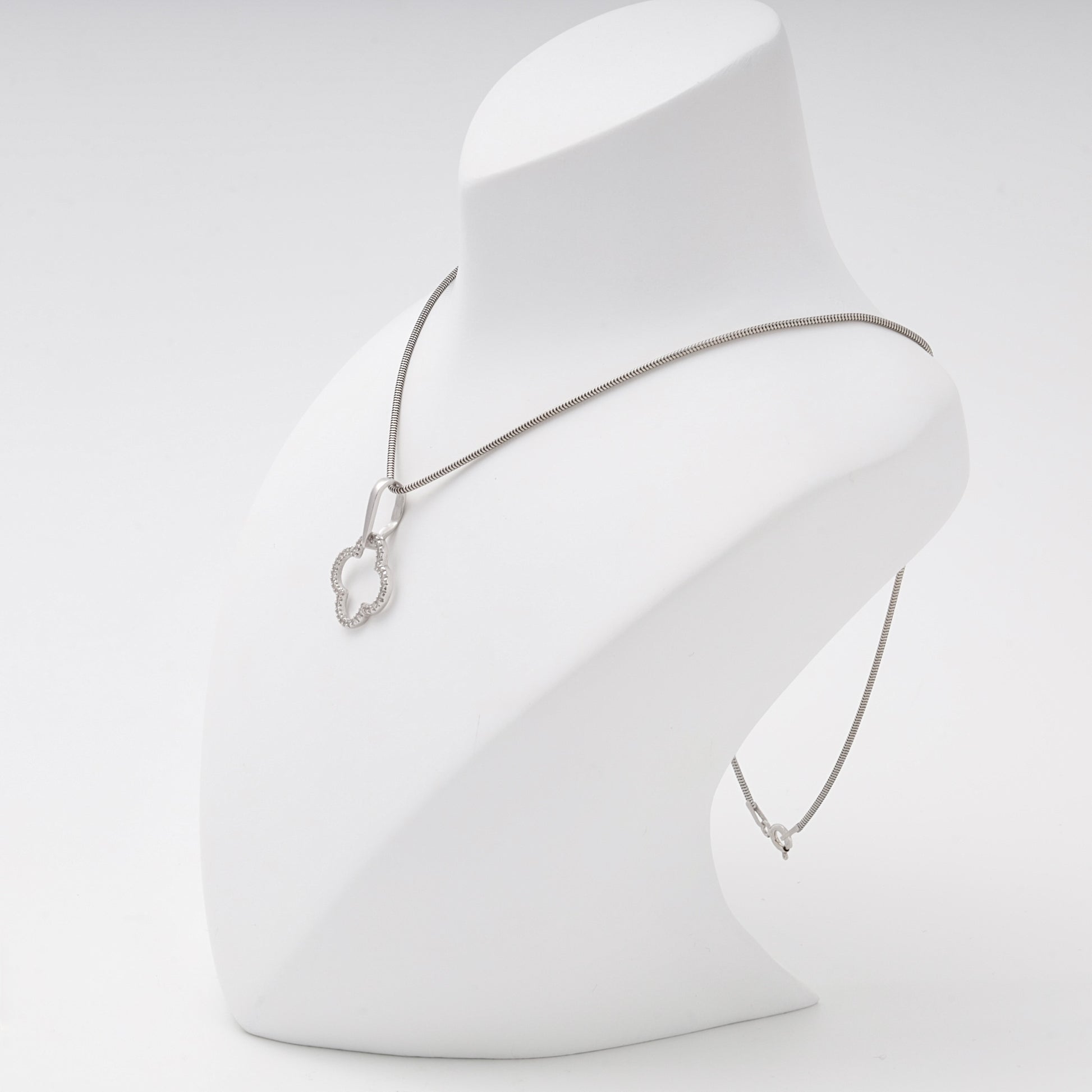 Silver 925 clover pendant with cubic zirconia on chain — Kabluchka