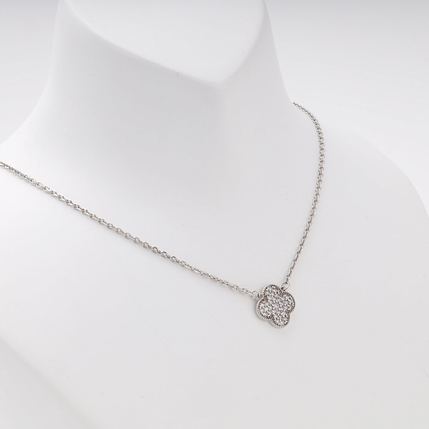 Silver 925 cubic zirconia clover pendant necklace, close view — Kabluchka