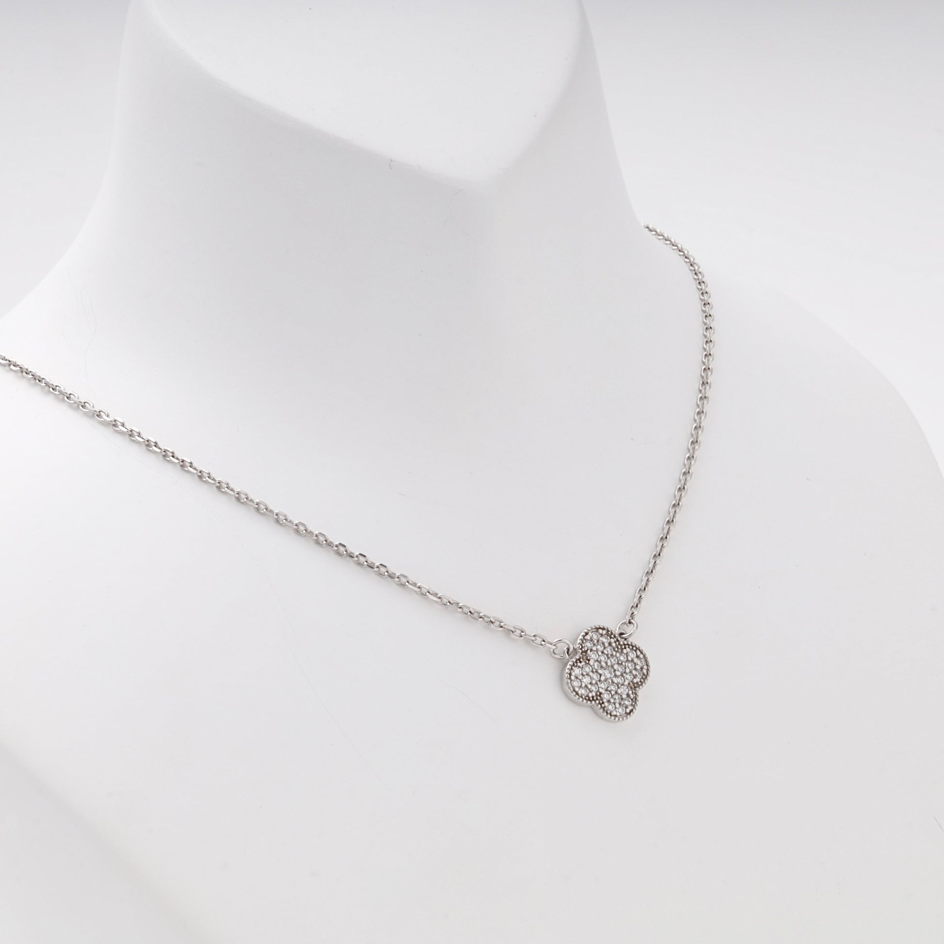 Silver 925 cubic zirconia clover pendant necklace, close view — Kabluchka