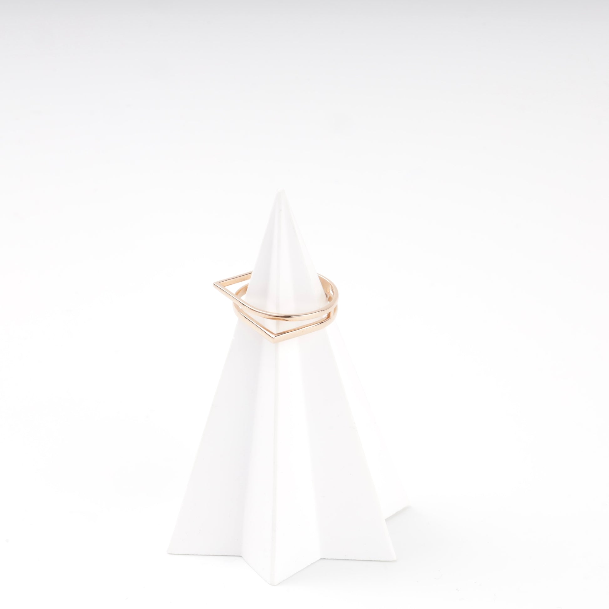 Rose gold 585 open double-band ring with peak, on a stand — Kabluchka