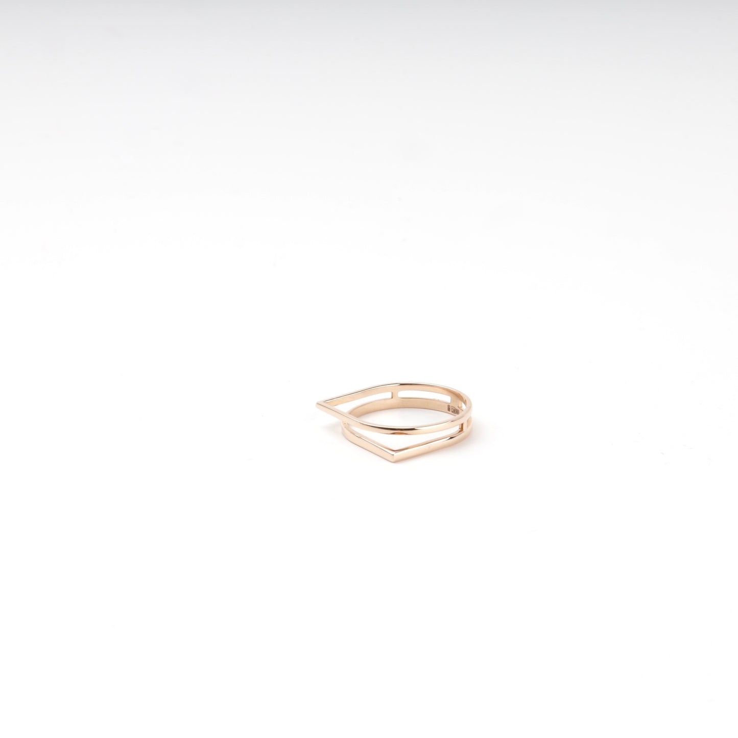 Rose gold 585 pointed band ring, angled view — Kabluchka