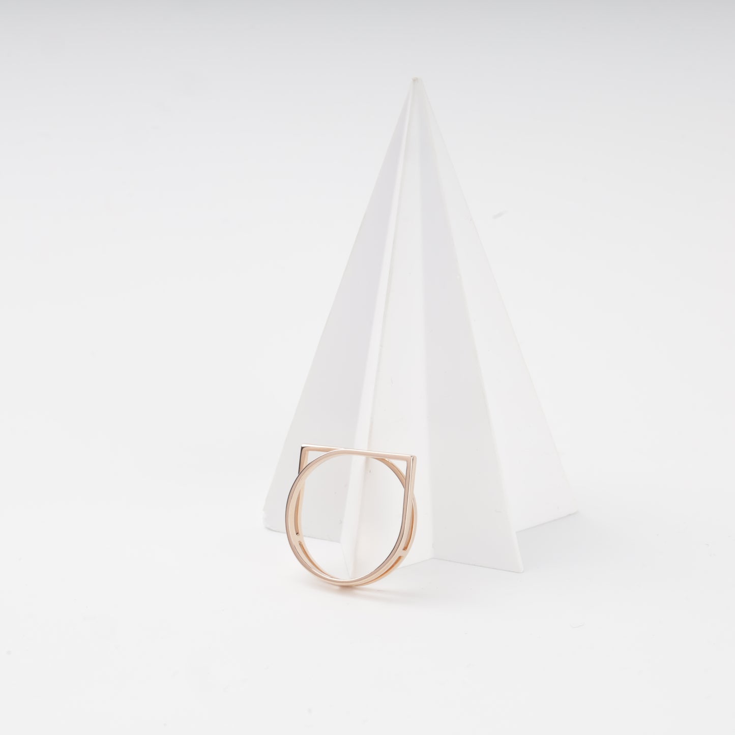 Modern rose gold 585 ring without stones, detail — Kabluchka