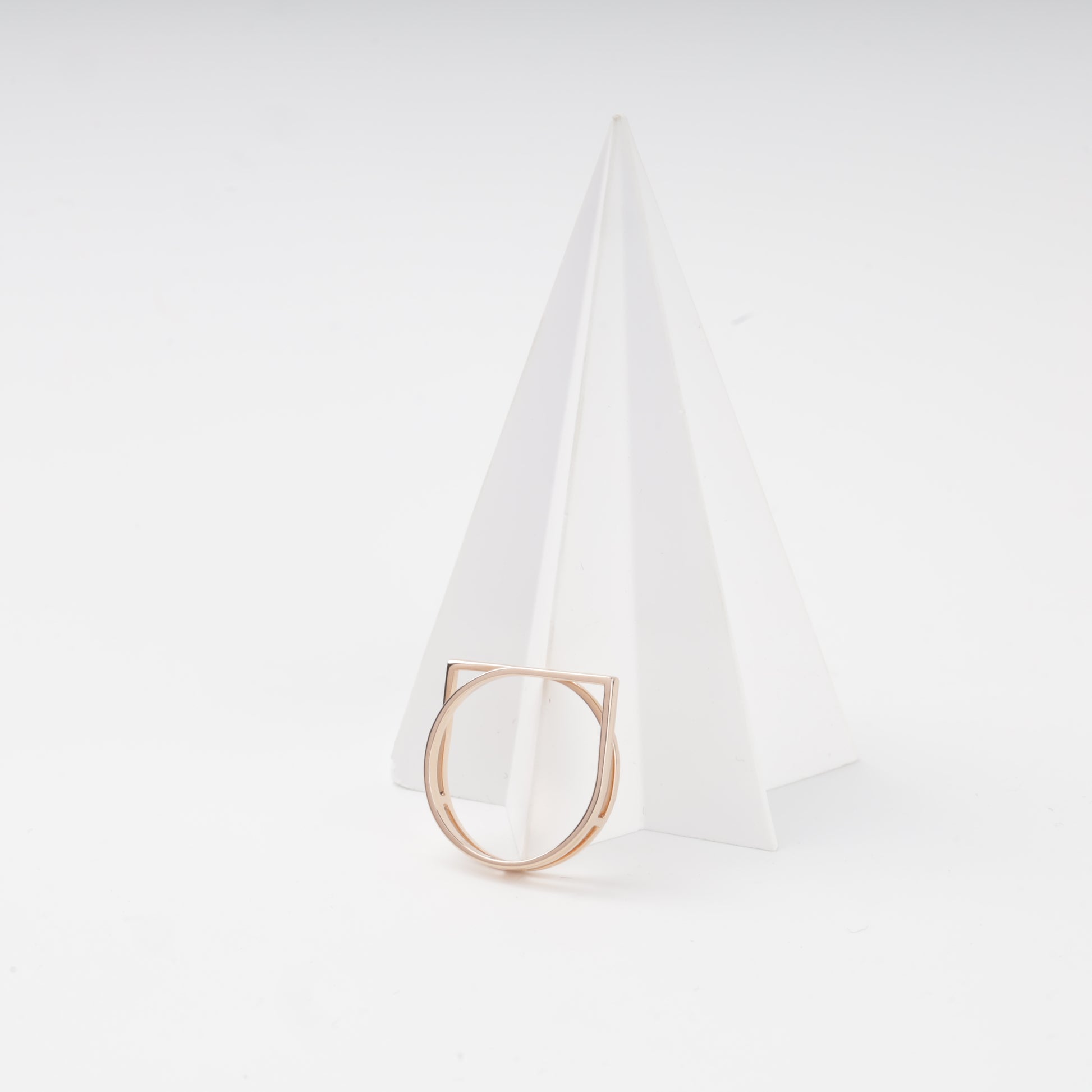 Modern rose gold 585 ring without stones, detail — Kabluchka