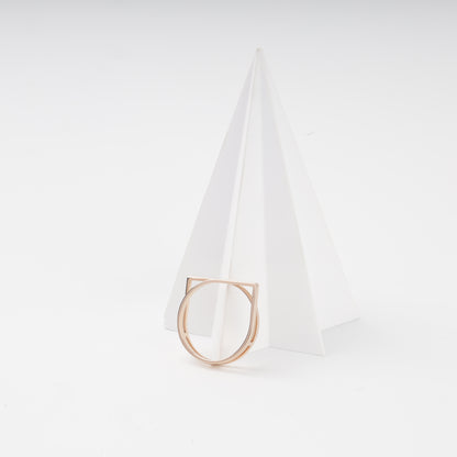 Modern rose gold 585 ring without stones, detail — Kabluchka